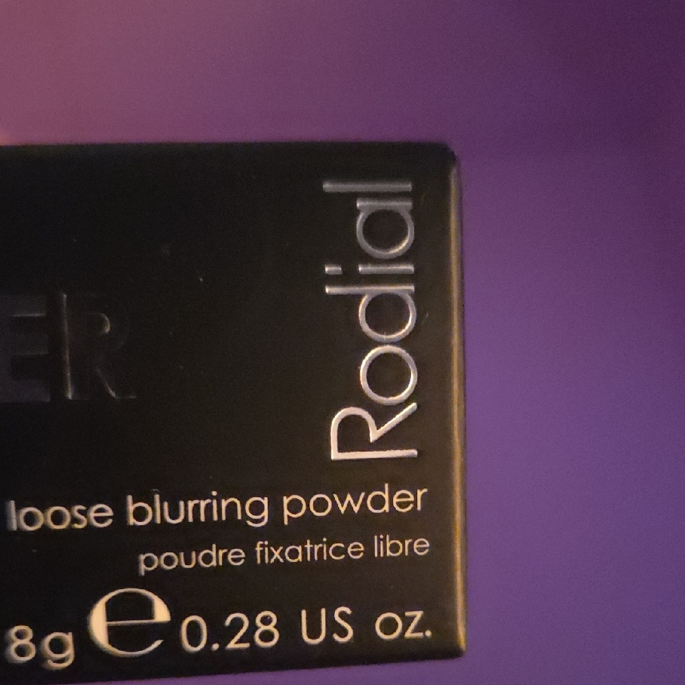 Rodial Black Box Loose Blurring Powder - Picture 2 of 4